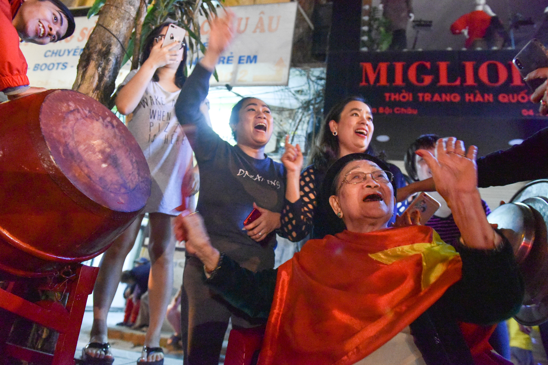 越南男足夺冠球迷上街庆祝,越南男足夺冠是什么比赛