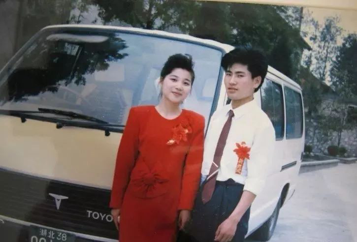 那时候妈妈坐在缝纫机前做针线活咔嗒咔嗒的声音可好听了六零芳华