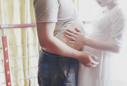 孕妇突然下腹流水了,孕妇足月出现轻微流水