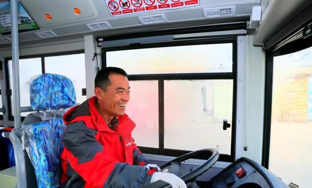 最新小型纯电动公交车,新能源电动公交车起步平顺