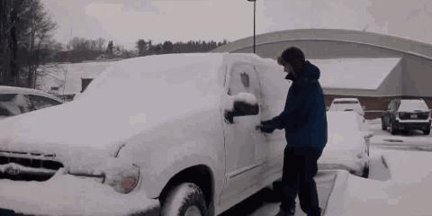 车子下雪冻住了怎么处理,爱车各个位置被冻住应该如何解冻