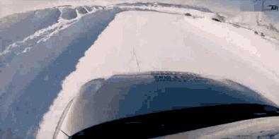 车子下雪冻住了怎么处理,爱车各个位置被冻住应该如何解冻