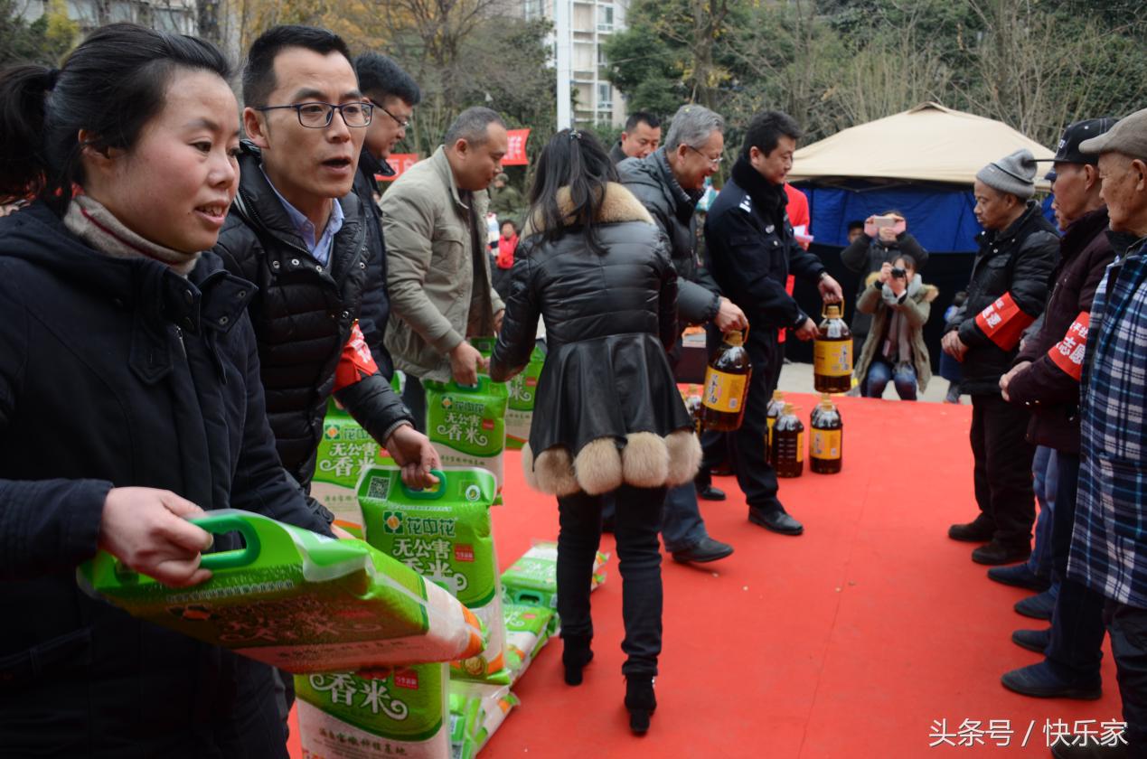 温暖来袭！鑫佰利装饰携年货为社区居民送关怀