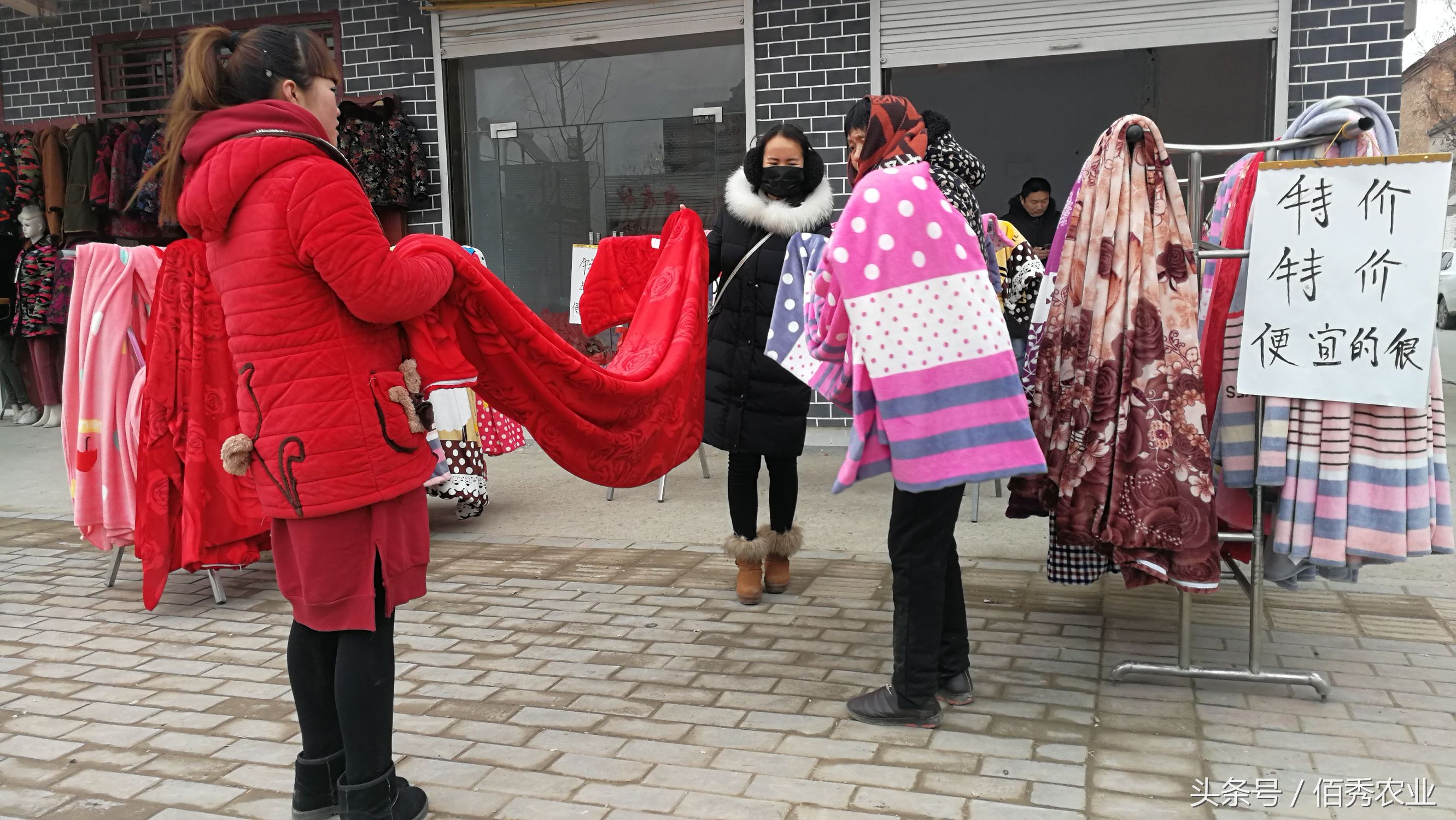 零下十来度冒严寒摆摊,农村女孩摆摊3个小时挣800