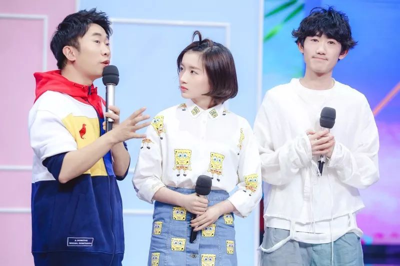 何炅郭德纲郭麒麟父子同台领奖,德云社郭德纲郭麒麟同台