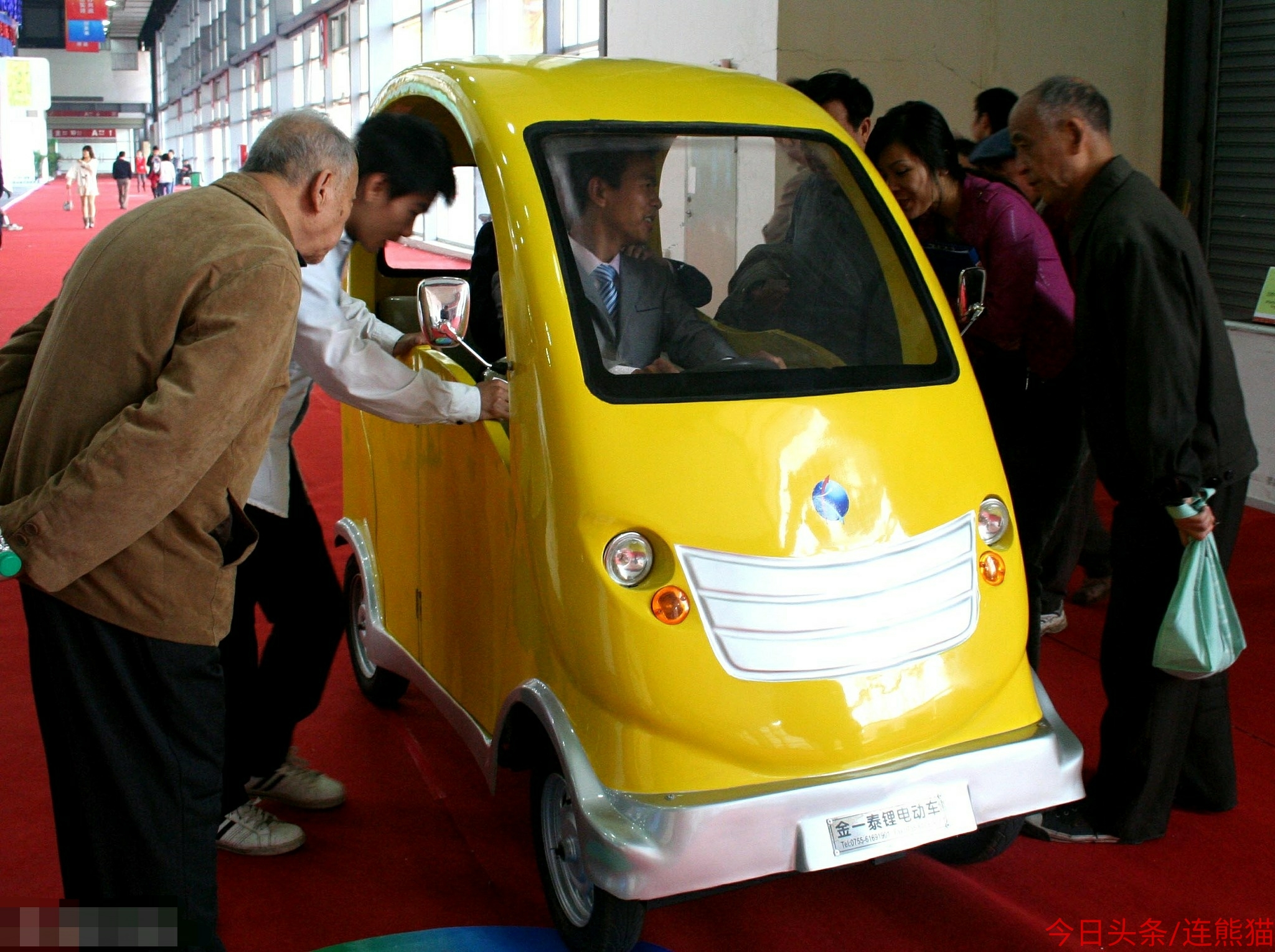 纯电动车和燃油车家用哪个好,新能源电动汽车与老年代步车区别