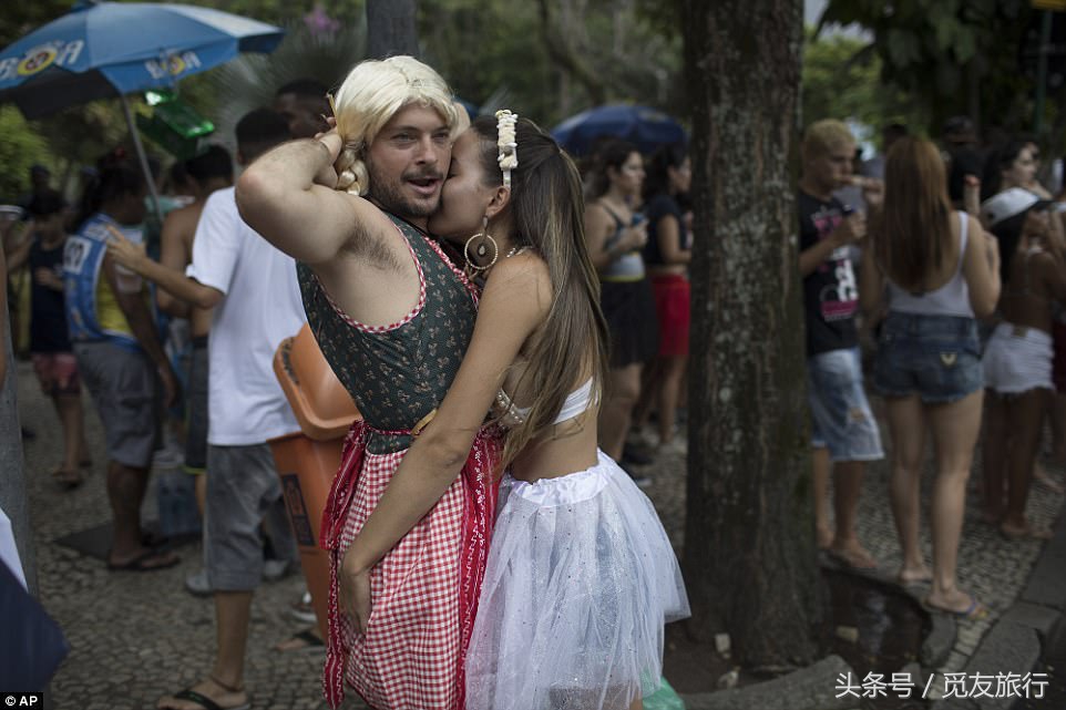 巴西的狂欢者们脱下衣服尬舞，只为下个月的狂欢节热身