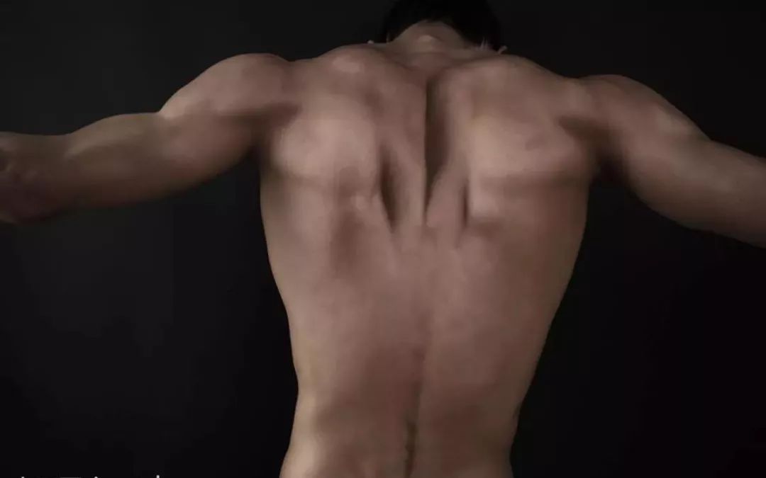 打完篮球腰痛过一天就好了,打完篮球腰痛