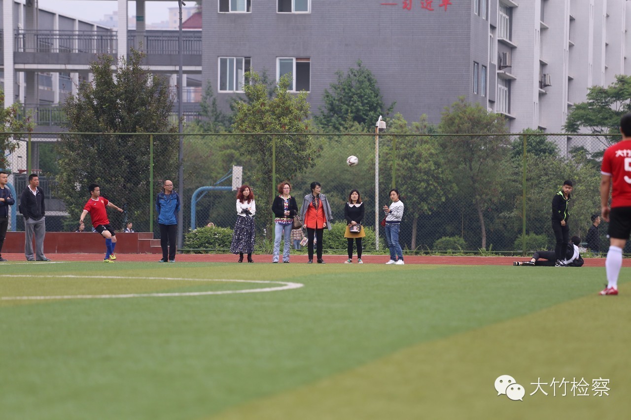 第35期图说：检察官“男神”----足球场上的英姿