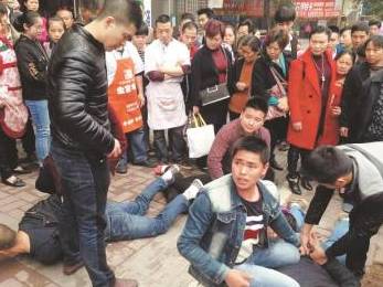 奇闻汇天天看西班牙姐弟公开恋情...并且还得到了亲生父亲的支持