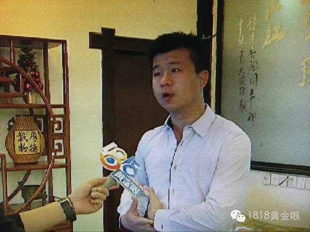 小伙子第一次做保健按摩,大爷给大妈按摩腰