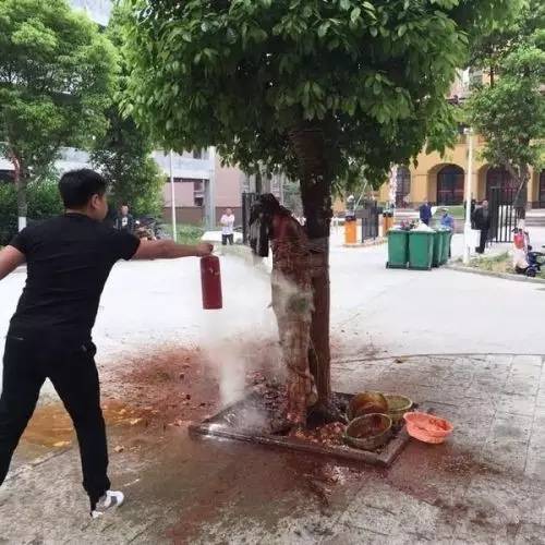 小伙子第一次做保健按摩,大爷给大妈按摩腰