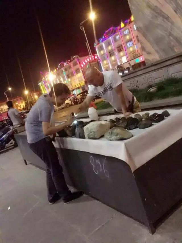 下雨的星光夜市视频大全,雨天的夜市