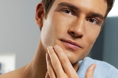 鼻尖黑头严重是什么原因,鼻尖上有黑头是怎么回事