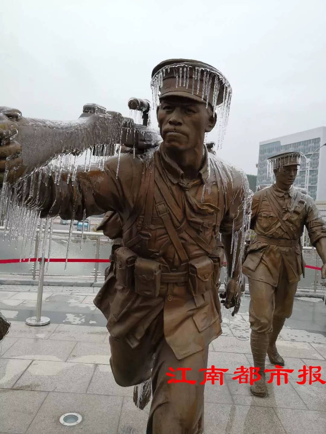 冰雪中的英雄城！这组独特的“冰雕图”，感动一座城···