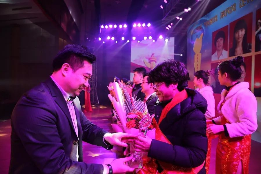 榜样3中的人物事迹简介,南昌市三风榜样人物事迹材料