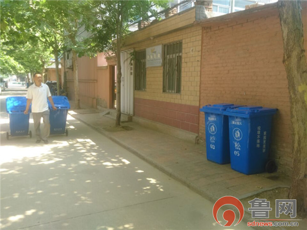 社区服务暖人心居民锦旗来致谢,社区为民办实事居民感激送锦旗