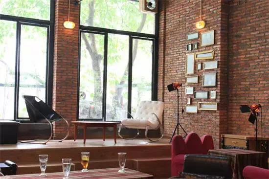 低调的青年公寓,境遇青年公寓