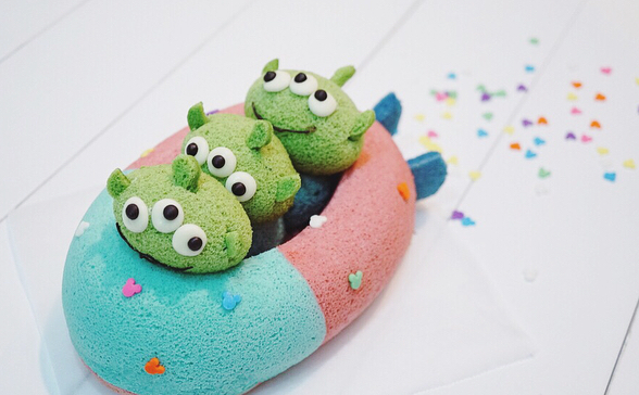 她用蛋糕，做了一个迪士尼亲友团