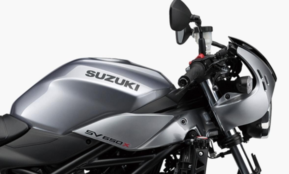 新古典派摩托车铃木SV650X