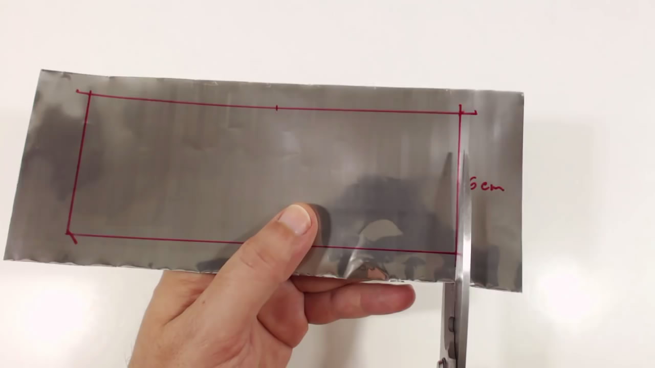 易拉罐和塑料瓶制作船,怎么把易拉罐改成遥控快艇