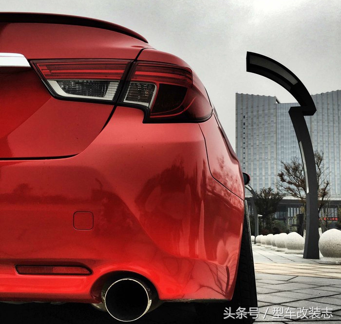 这台低姿态的亮红锐志甘愿深受其的毒害