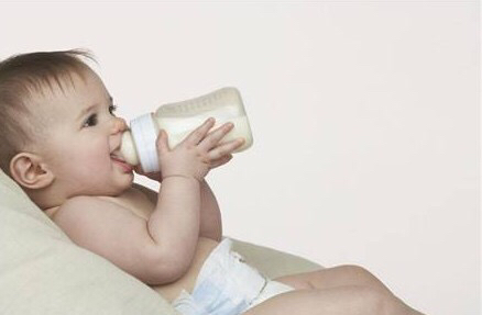宝宝不爱喝奶粉怎么办一喝就哭,宝宝不喝奶粉妈妈崩溃