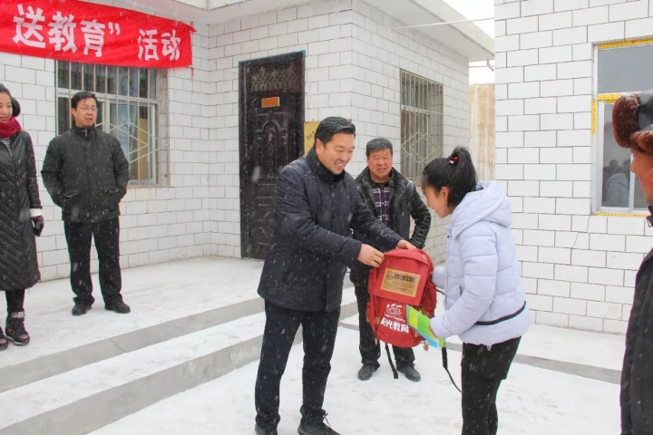 阳光教育集团参加“送文化，送医疗，送科技，送教育”慰问活动