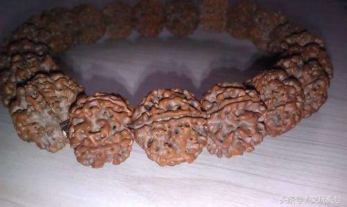 金刚有反碱是边盘边刷还是先刷掉,用水泡过的金刚手串反碱怎样处理