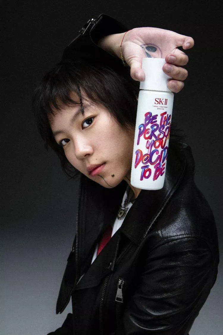 最近吴昕晒出一款的化妆水,吴昕参加活动用的什么护肤品