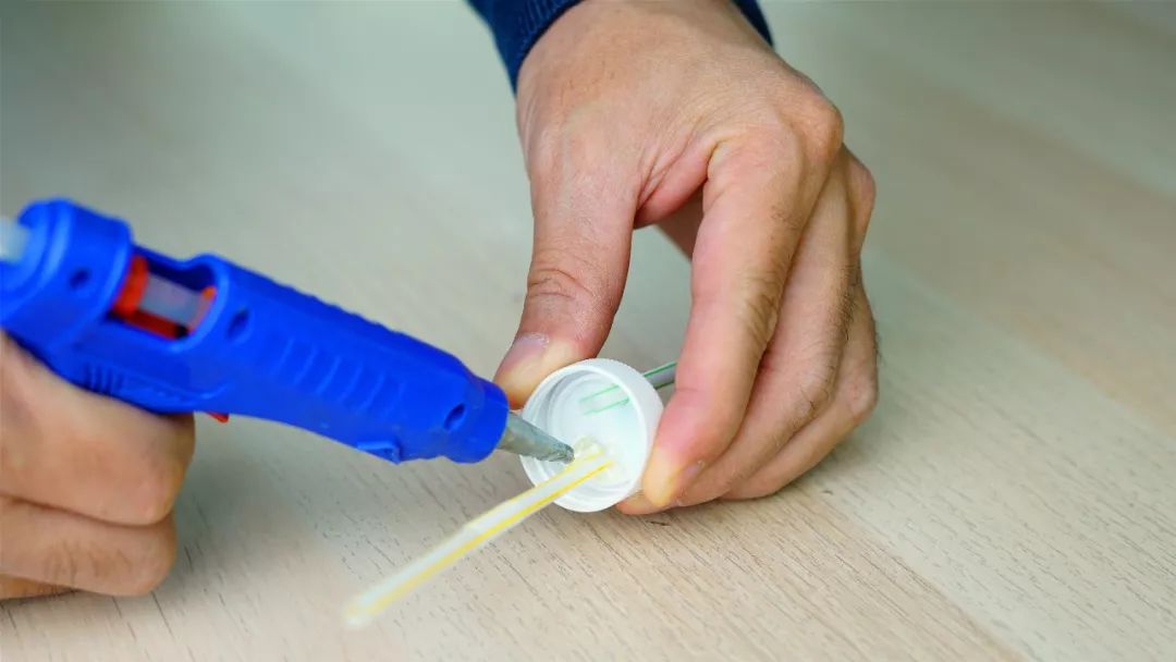 用吸管和矿泉水瓶做的实验喷泉,水从低处往高处流装置