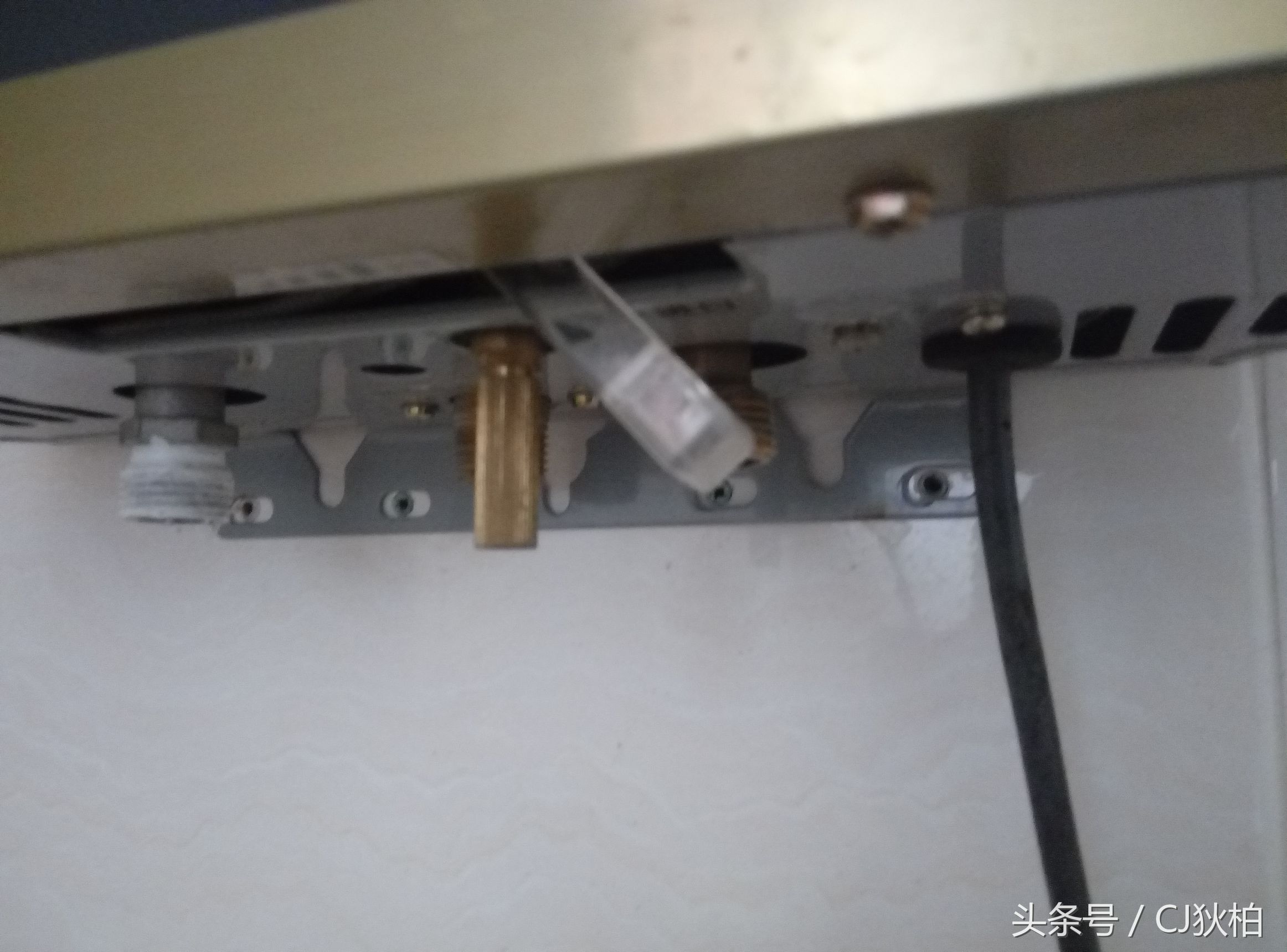 在家里螺丝滑牙了怎么拧下来,螺丝机滑牙怎么办