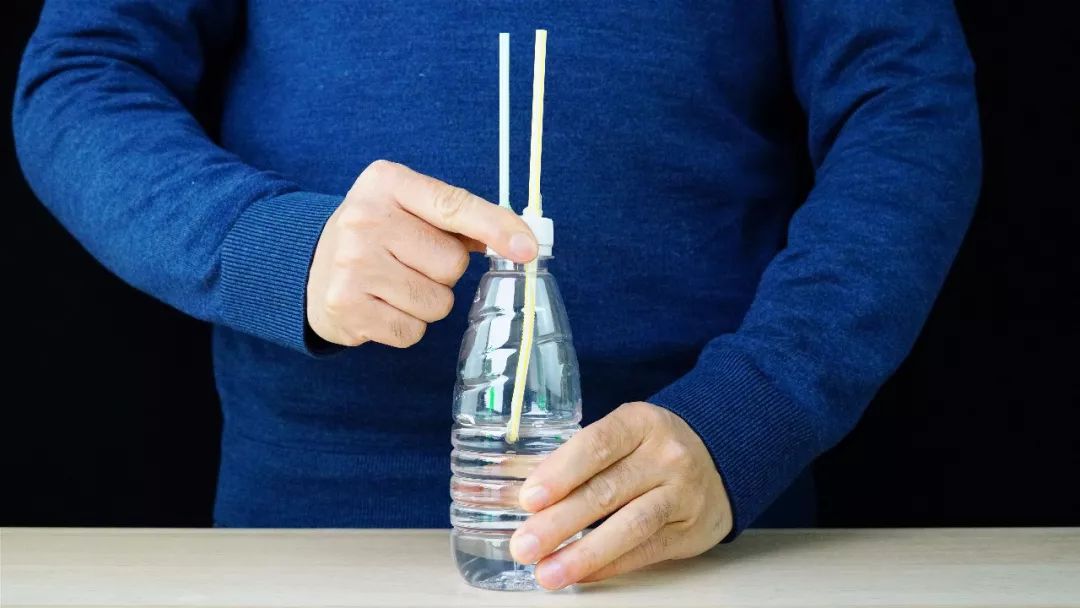 用吸管和矿泉水瓶做的实验喷泉,水从低处往高处流装置