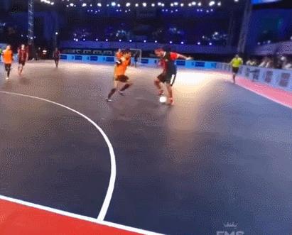 小罗五人制足球,足球精灵小罗过人技巧