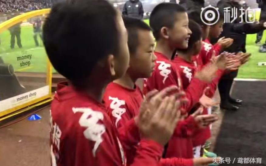 中国足球小将4-2战胜荷兰闯进决赛,中国足球小将表现让英国教练吃惊