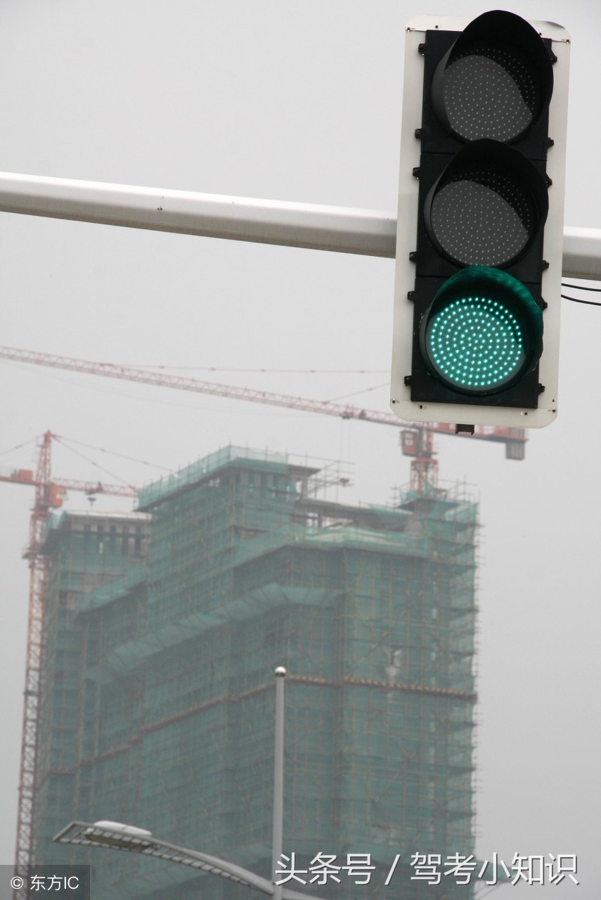 科目三考试遇到红灯怎么操作,科目三3挡行驶遇红灯怎么操作