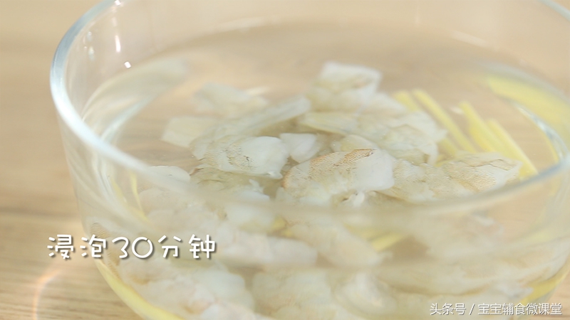 冬天用它做丸子最合适脆爽不油腻,学会这个手法做丸子既好看又好吃