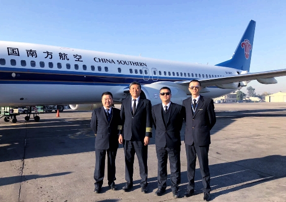 中国民航首架波音738飞机成功飞跃喀喇昆仑山