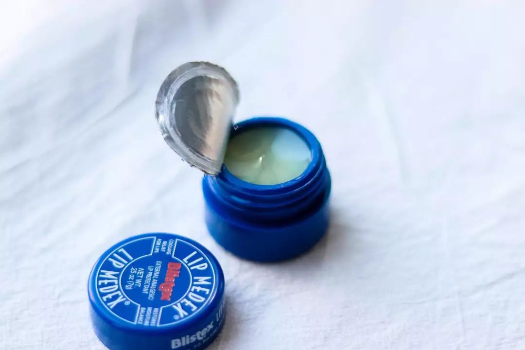 男士嘴唇干裂脱皮怎么回事,男士嘴唇干裂脱皮怎么办