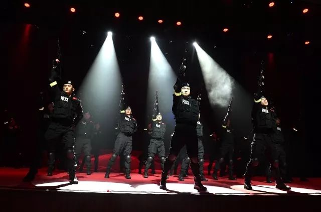 慰问演出现场震撼,警察震撼演出