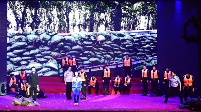 警察震撼人心的表演节目,慰问演出感动