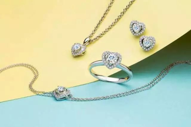 撩拨情人节｜听说时尚新娘的编辑们已经带着礼物去过节了？