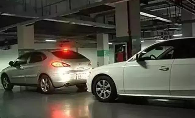 最讨厌的驾驶行为,盘点女生驾驶的奇葩行为