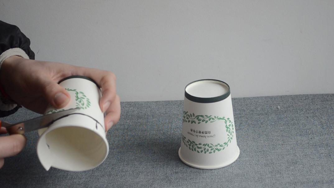 把一次性纸杯的底部戳个洞，解决了家家户户困扰的问题，赶紧试试