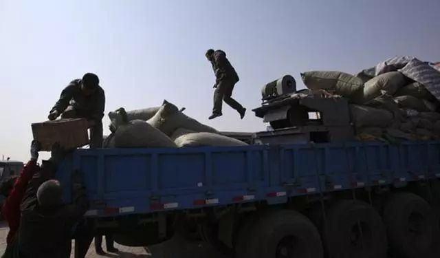 看了卡车司机都是如何省钱的！才知道养大车跑运输是多么的苦！