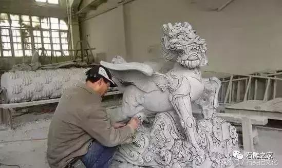 看完这个剪纸视频你有什么感想,石雕手艺人真的不容易呀