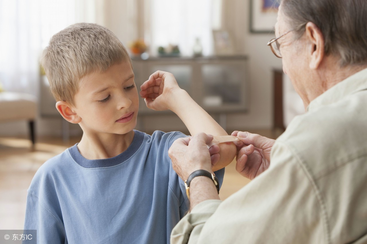 小孩子不小心手脱臼了怎么办,小孩扭伤手了怎么办