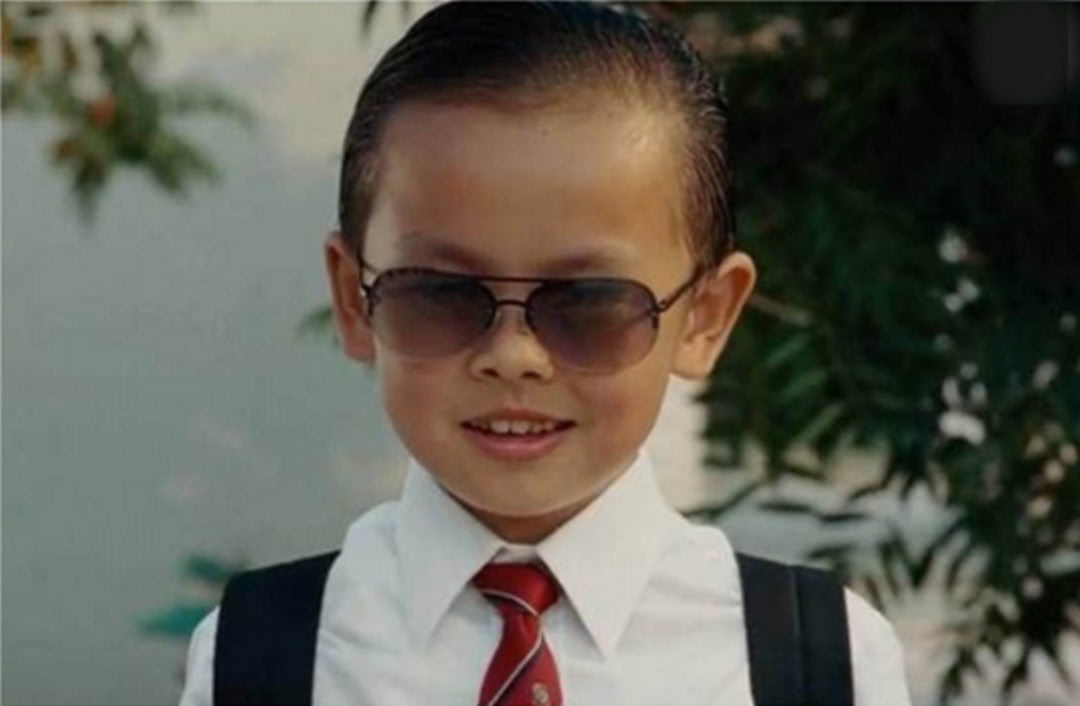 长江七号女扮男装 (小迪长江七号女扮男装)