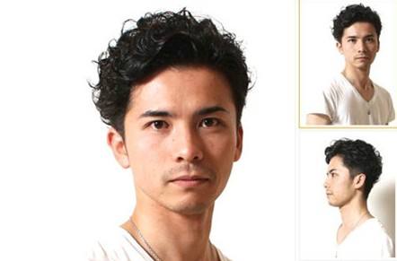 海边的风好大头发都要被吹凌乱了,风大头发吹得乱糟糟