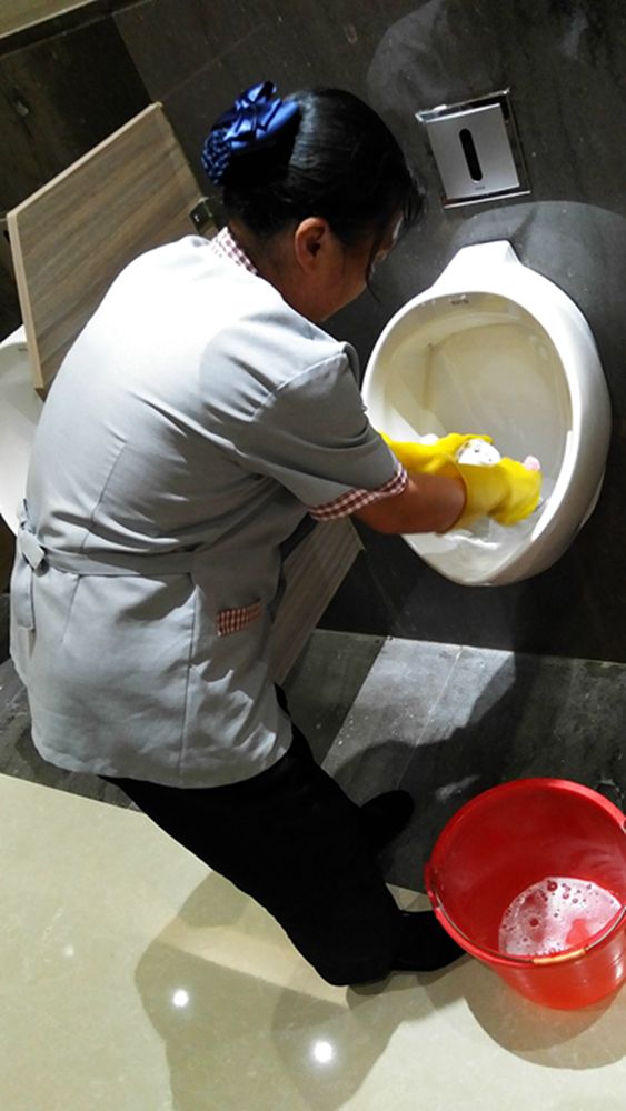 头上滴着汗水手上沾着尿骚味的保洁女工